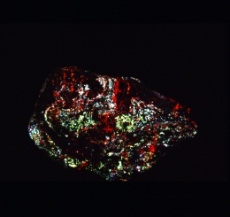 L&aring;ngbansstuff med kalcit och cymrit, UV-ljus.