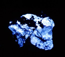 Scheelit, Yxsj&ouml;berg, UV-ljus.