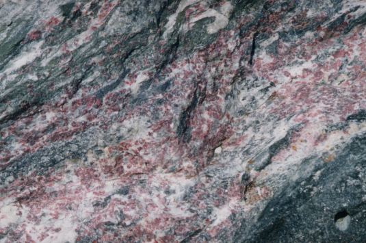 Eudialyt i klipph&auml;ll